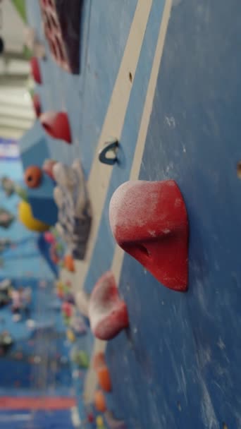 Vertikal Close Shot Red Hold Climbing Wall Indoor Gym — Stok Video