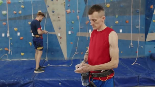 Profi Kletterer Bedeckt Hände Vor Dem Training Fitnessstudio Mit Kreidepuder — Stockvideo