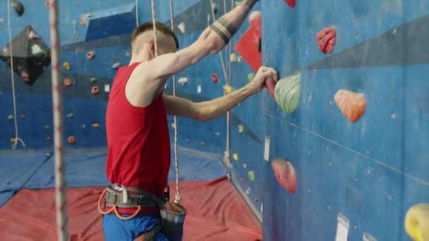 Protez Bacaklı Sporcu Ellerini Tebeşir Tozuyla Ovuyor Duvarlara Tırmanıyor — Stok video