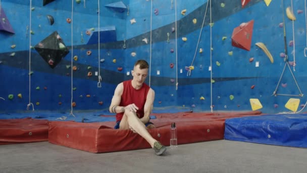 Junge Athletin Mit Unterschenkelbehinderung Liegt Kletterhalle Auf Matten Macht Selbstmassage — Stockvideo