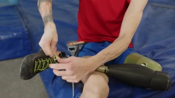 Vedere Aproape Omului Nerecunoscut Picior Protetic Îmbrăcămintea Sportivă Așezată Covoraș — Videoclip de stoc