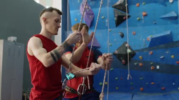 Kletterlehrer Lehrt Jungen Mann Beim Privatunterricht Sporthalle Wie Man Seil — Stockvideo