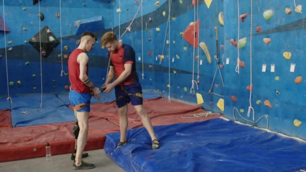 Männlicher Instruktor Bringt Männlichen Athleten Mit Beinprothesen Bei Wie Man — Stockvideo