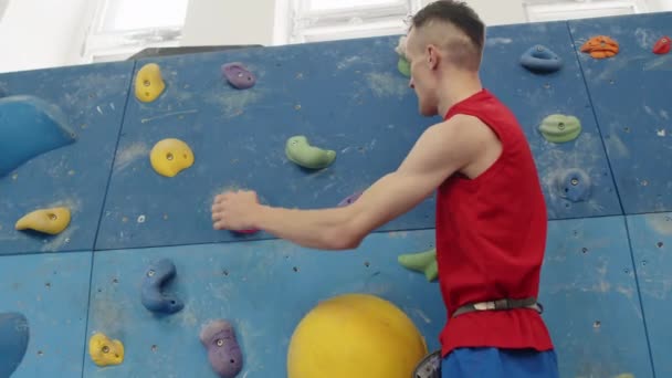 Спортивний Альпініст Нижчою Інвалідністю Кінцівок Спускається Вниз Стіні Після Тренувань — стокове відео