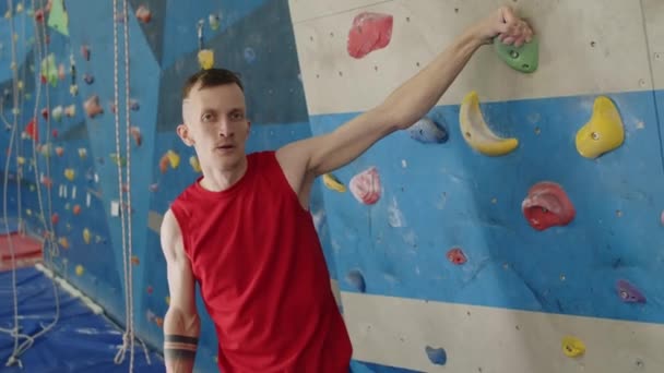 Spor Giyim Sektöründeki Kaslı Tırmanışçı Spor Salonunda Antrenman Yaptıktan Sonra — Stok video