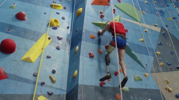 Mladý Atletický Muž Protetickou Nohou Sjíždějící Stěny Lanem Horolezecké Tělocvičně — Stock video