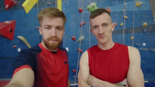 Két Fiatal Férfi Barát Sportruházatban Pózol Kamerának Mosolyog Miközben Szelfit — Stock videók