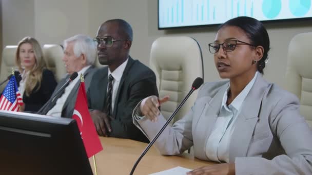 Женщина Политический Лидер Представляющая Турцию Выступая Микрофоне Время Международной Пресс — стоковое видео