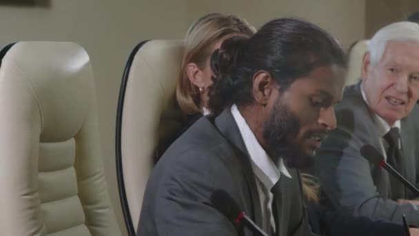 Indiano Político Masculino Formalwear Sentado Mesa Com Colegas Multi Étnicos — Vídeo de Stock