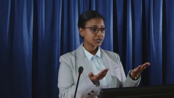 Молода Жінка Політик Стоїть Лекції Мікрофоном Виступає Перед Публікою Журналістами — стокове відео