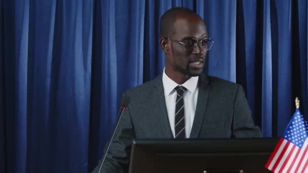 Офіційний Представник Афроамериканського Уряду Стоїть Лекції Прапором Сша Виступає Перед — стокове відео