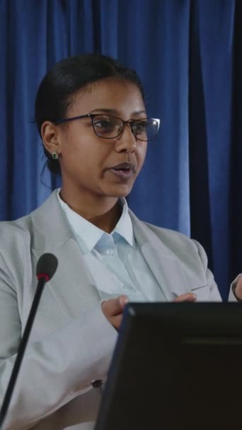 Plan Vertical Une Jeune Femme Politique Debout Lutrin Avec Microphone — Video
