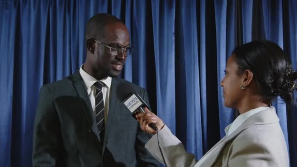 Снимок Женщины Журналиста Микрофоном Время Интервью Афроамериканским Политиком Конференц Зале — стоковое видео
