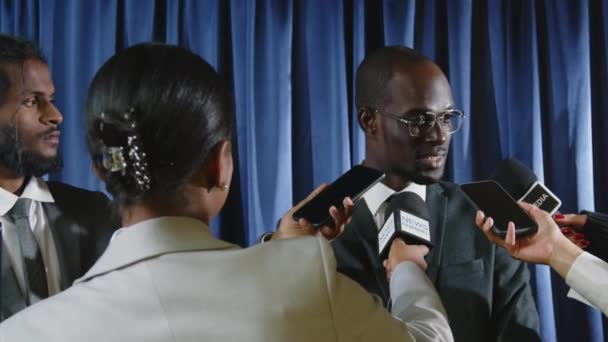 Jeune Homme Politique Noir Répondant Aux Questions Groupe Journalistes Tenant — Video