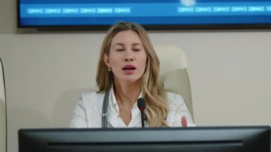 Kamu sağlığı konulu uluslararası konferans sırasında seyirci önünde konuşan Kafkas kadın doktor ve Afrikalı Amerikalı tıp uzmanı