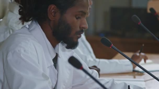 Ujęcie Młodego Indyjskiego Lekarza Robiącego Notatki Komunikującego Się Publicznością Podczas — Wideo stockowe