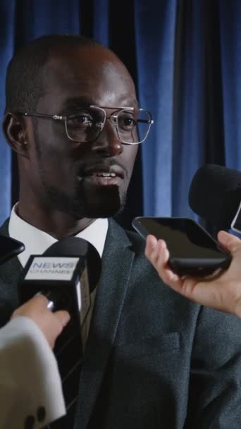Foto Vertical Del Político Afroamericano Traje Formal Hablando Micrófonos Mientras — Vídeos de Stock