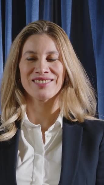 Portrait Vertical Femmes Ministres Tenue Officielle Regardant Caméra Souriant Tout — Video