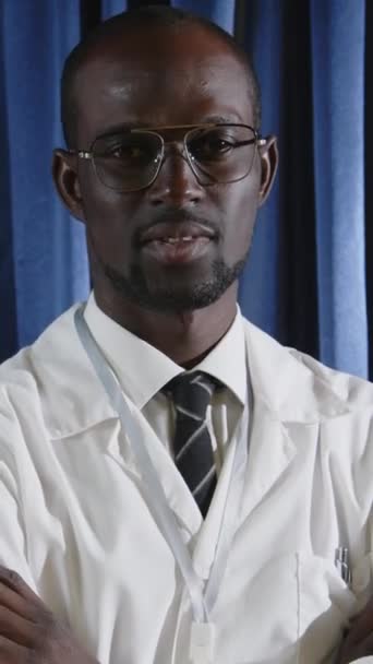 Vertikale Aufnahme Eines Afroamerikanischen Arztes Der Während Einer Öffentlichen Gesundheitskonferenz — Stockvideo
