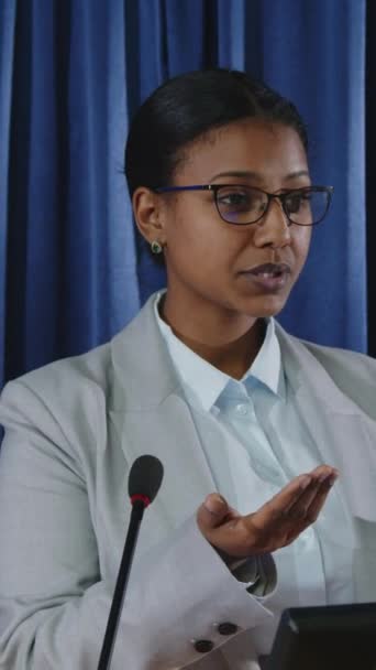 Prise Vue Verticale Jeune Ministre Gouvernement Debout Devant Public Prononçant — Video