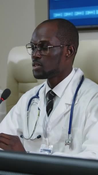 Imagem Vertical Jovem Líder Afro Americano Saúde Durante Conferência Médica — Vídeo de Stock