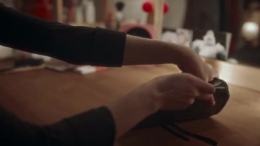 Tiyatro soyunma odasındaki makyaj masasına makyaj yapmaya hazırlanırken aktrisin fırça açma çantasının ellerini kapat.