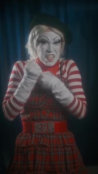 Vertical Shot Female Mime Artist Expressing Anger Fury Camera While — Stock Video