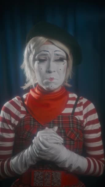 Függőleges Felvétel Női Pantomim Művész Áll Reflektorfényben Színpadon Úgy Tesz — Stock videók