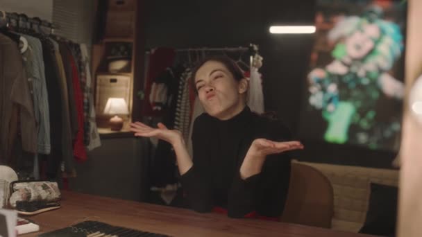 Talangfull Mimskådespelerska Spelar Känslor Och Ansiktsuttryck Framför Spegeln Omklädningsrummet Medan — Stockvideo