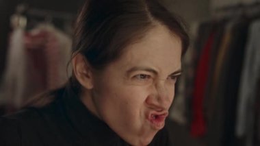 Tiyatro soyunma odasında prova yaparken duygu ve yüz ifadeleri sergileyen genç bayan pandomim sanatçısı.