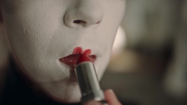 Крупный План Женщины Пантомимы Белой Краской Лице Наносящей Ярко Красную — стоковое видео