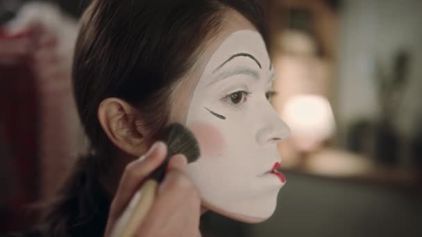 戏剧表演前 女哑剧演员在更衣室化妆时 在脸上涂上一层白漆 — 图库视频影像