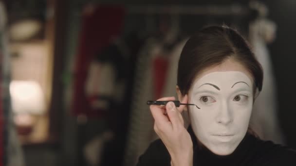 Actriz Mimo Dibujando Línea Negra Cara Blanca Mientras Aplica Maquillaje — Vídeos de Stock