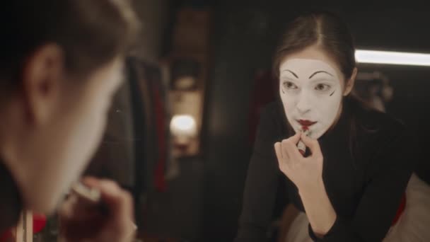 在剧院更衣室做哑剧化妆时 年轻女演员照镜子 涂红色口红 — 图库视频影像
