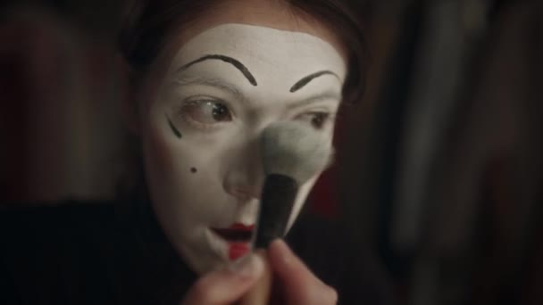 Dişi Pandomim Sanatçısı Sahne Performansı Için Makyajı Bitirirken Yüzüne Beyaz — Stok video