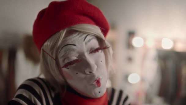 Actriz Expresiva Con Maquillaje Escenario Que Muestra Actuación Mimo Cámara — Vídeos de Stock
