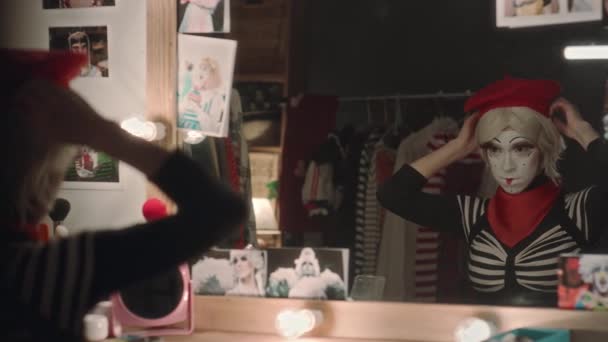 Vrouwelijke Mime Kunstenaar Met Podium Make Blonde Pruik Zetten Rode — Stockvideo