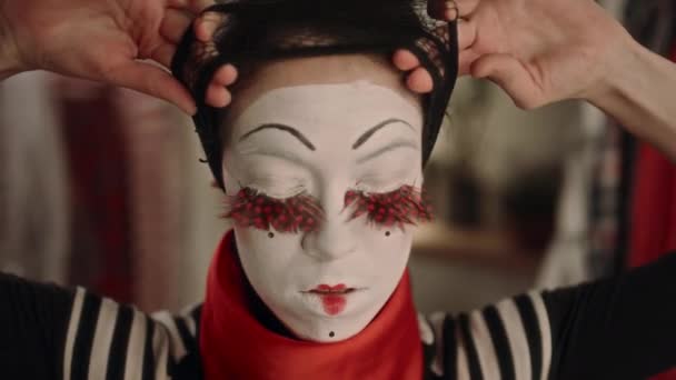 Kobieta Mim Artysta Makijażu Sceny Sztuczne Rzęsy Zakładanie Siatki Włosy — Wideo stockowe