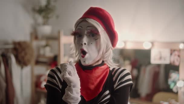 Artistic Actress Wearing Stage Makeup Outfit Showing Mime Performance Camera — Stock Video