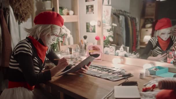 Žena Mime Umělec Vystupující Před Zrcadlem Toaletní Stolek Šatně Zapamatovat — Stock video