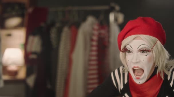 드레싱 룸에서 공연을 준비하는 거울에서 그녀의 반사를보고 감정을 Mime 여배우 — 비디오