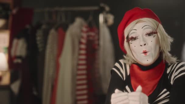 Kobieta Mim Artysta Makijażu Sceny Noszenie Kostium Patrząc Aparat Pokazując — Wideo stockowe