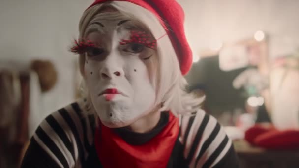 Female Mime Artist Stage Makeup Making Funny Faces Camera While — Stock Video