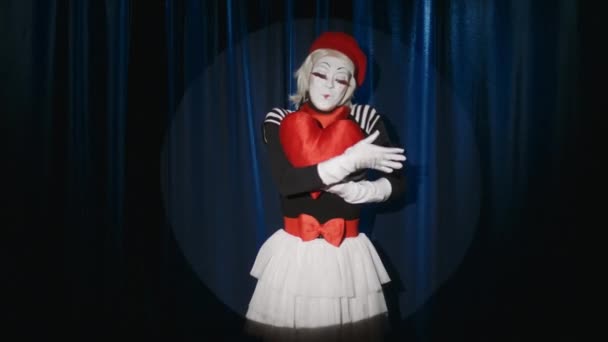 女哑剧演员带着心形玩具出现在舞台上 并在镜头前表演即兴喜剧 — 图库视频影像