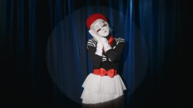 Komik kadın pandomim sanatçısı sahnede yürüyor, esniyor ve esniyor, komedi gösterisi sırasında uykudan uyanmış gibi yapıyor.