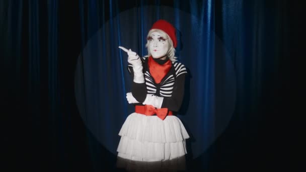 Hilarious Mime Artist Acting Thinking Hard Coming Idea Showing Thumbs — Stock Video