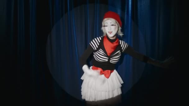 Funny Female Mime Artist Bowing Front Audience Blowing Kisses Showing — Stock Video