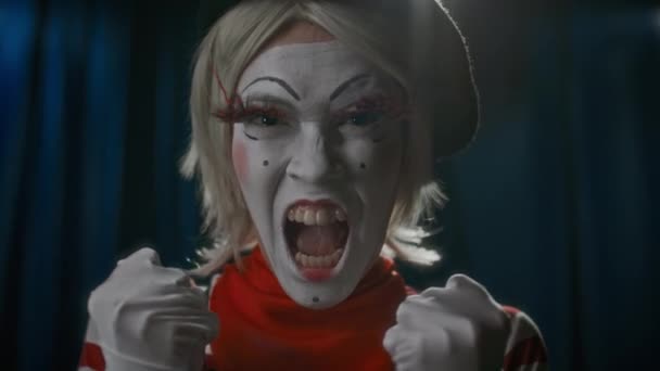 Sahne Makyajlı Kadın Pandomimci Kamera Önünde Bağırıyor Tiyatro Gösterisi Sırasında — Stok video