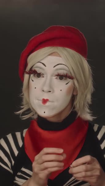 Pionowe Ujęcie Artysty Mimu Makijażem Scenicznym Przy Użyciu Spinki Włosów — Wideo stockowe