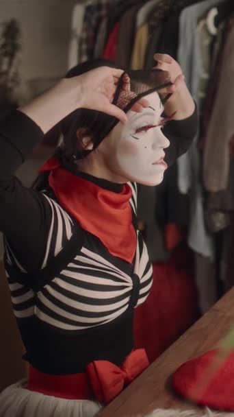 Vertical Shot Female Mime Artist Stage Makeup Sitting Dressing Room — Stock Video
